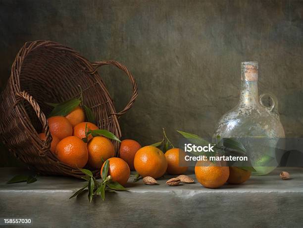 Photo libre de droit de Nature Morte Avec Bouteille Tangerines Et Antiquités banque d'images et plus d'images libres de droit de Fruit