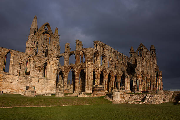 abadia de whitby - english culture medieval church built structure imagens e fotografias de stock