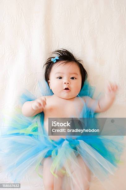 Ładny Asian Dziewczynka Na Sobie Niebieską Paczka - zdjęcia stockowe i więcej obrazów 2-5 miesiące - 2-5 miesiące, Azjaci, Białe tło