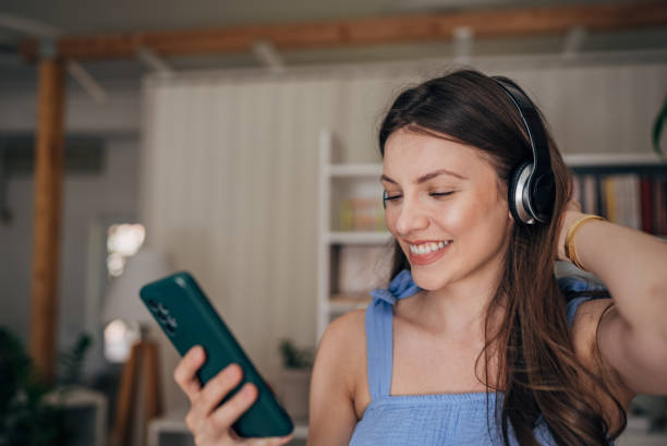 istock Woman listening music 1585603511