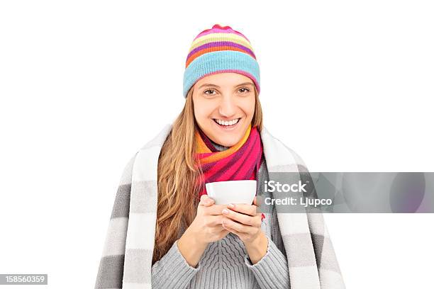 Donna Sorridente Coperto Con Una Coperta Con Una Tazza Di Tè - Fotografie stock e altre immagini di Abbigliamento