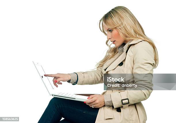 Atrakcyjna Kobieta Z Laptopa - zdjęcia stockowe i więcej obrazów Biznes - Biznes, Biznesmenka, Blond włosy