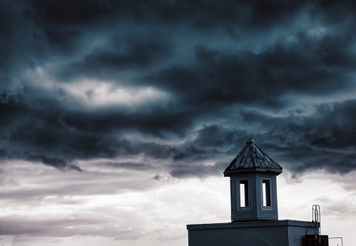 Tuttet on the roof as a storm approaches