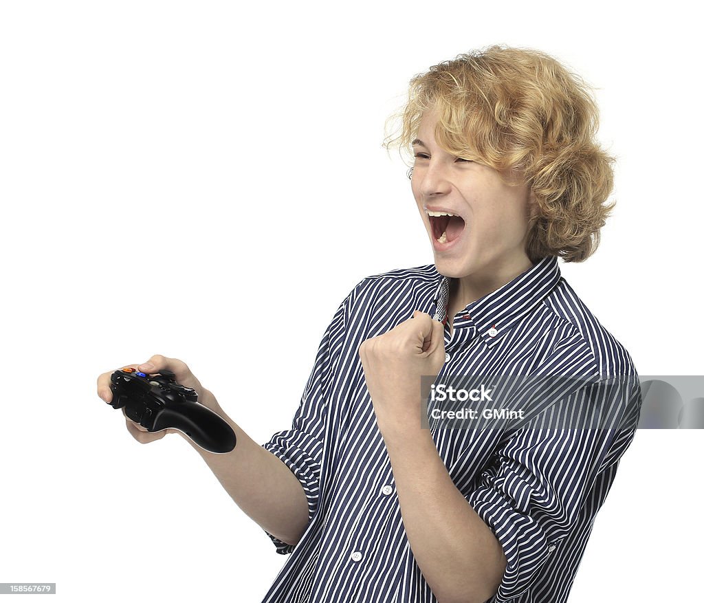 Ragazzo adolescente gioca gioco, pompe sua fist.Winning - Foto stock royalty-free di Adolescente