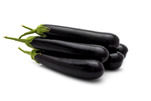 aubergines vibrantes sur fond blanc isolé - italian eggplant photos et images de collection