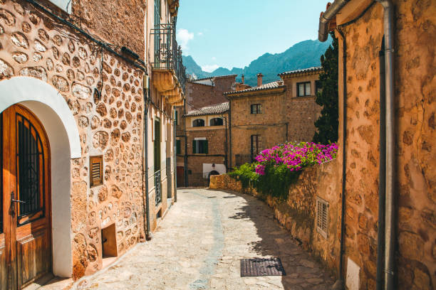 vista di una strada medievale nel centro storico del pittoresco villaggio in stile spagnolo fornalutx, maiorca o isola di maiorca - 4758 foto e immagini stock