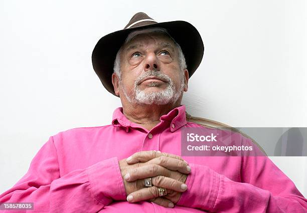 Hombre Europea Juntas Su Mano Y Mirando Hacia Arriba Foto de stock y más banco de imágenes de 70-79 años