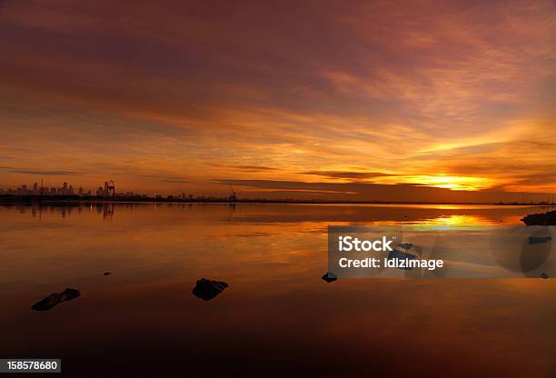 Playa Durante La Puesta Del Sol Y Al Mar Foto de stock y más banco de imágenes de Agua - Agua, Aire libre, Amanecer