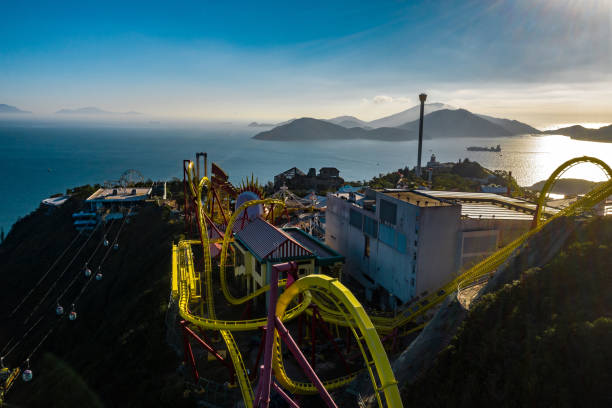 parque de diversões em hong kong - rollercoaster amusement park amusement park ride challenge - fotografias e filmes do acervo