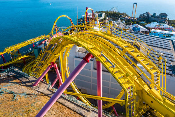 parque de diversões em hong kong - rollercoaster amusement park amusement park ride challenge - fotografias e filmes do acervo