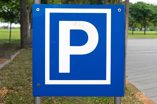 A sign pointing towards a free parking area.