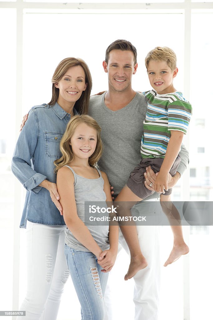 Happy familia - Foto de stock de Foto de estudio libre de derechos