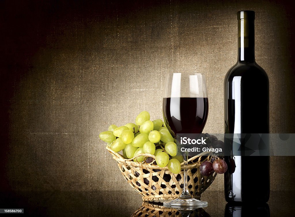 Uvas e vinho de uma garrafa com - Royalty-free Abuso de Álcool Foto de stock