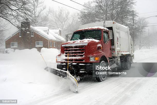 Photo libre de droit de Snowplowing Durant 2010 Tempête De Neige banque d'images et plus d'images libres de droit de Blizzard - Blizzard, Maryland - État, Chasse-neige