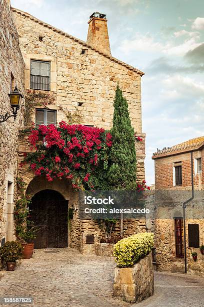 O Pals Village - Fotografias de stock e mais imagens de Amizade - Amizade, Província de Girona, Aldeia