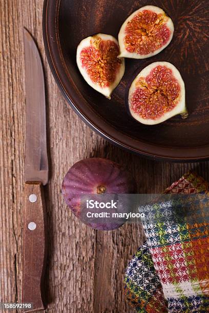 Higos Frescas En Una Placa Antiguo Cuchillo Y Toalla Foto de stock y más banco de imágenes de Alimento