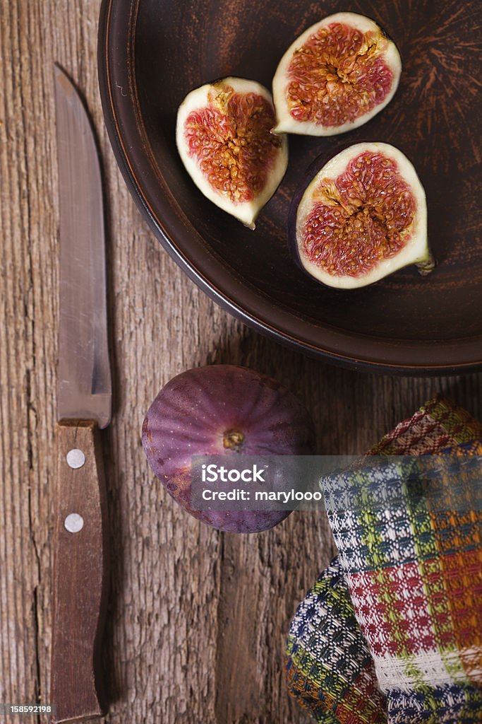 in un piatto con fichi freschi e vecchio coltello e asciugamano - Foto stock royalty-free di Alimentazione sana