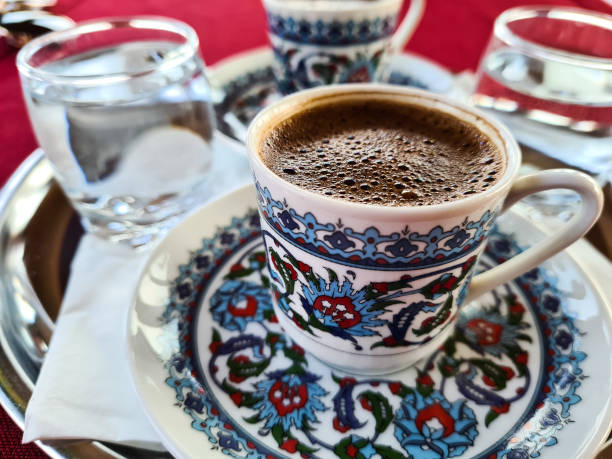 café negro turco en un café en estambul - nobody tablecloth cup saucer fotografías e imágenes de stock