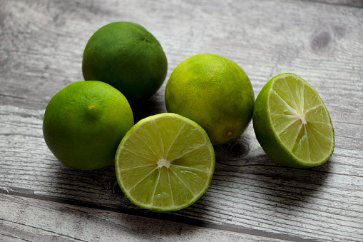 limones en una mesa rústica photo