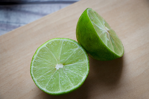 Un limón cortado por la mitad en una tabla de cortar photo