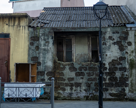 Abandoned dilapidated house. Unsuitable for habitation. Old city. Renovation required.