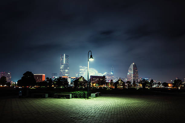 solitude lanterne - city night street light photos et images de collection