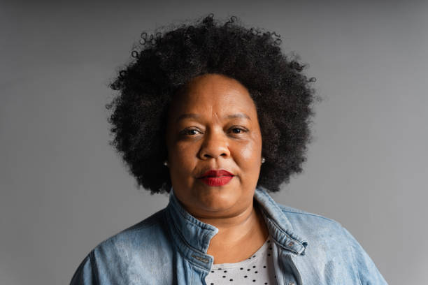 portrait of a woman with black power hair - plussize model fotos stockfoto's en -beelden