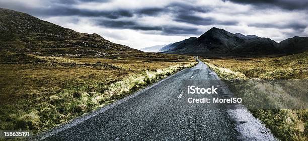 Foto de Estrada Em Direção A Neblina Montanhas e mais fotos de stock de Clifden - Clifden, Galway, Colina