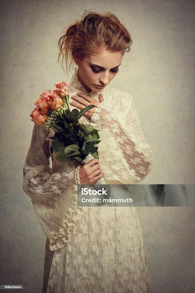 Triste sposa con bouquet da sposa - Foto stock royalty-free di Bouquet