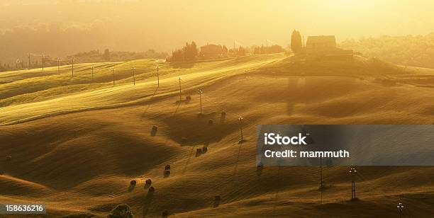 Foto de Nascer Do Sol Na Toscana e mais fotos de stock de Geração de Combustível e Energia - Geração de Combustível e Energia, Nascer do sol, Torre de alta-tensão