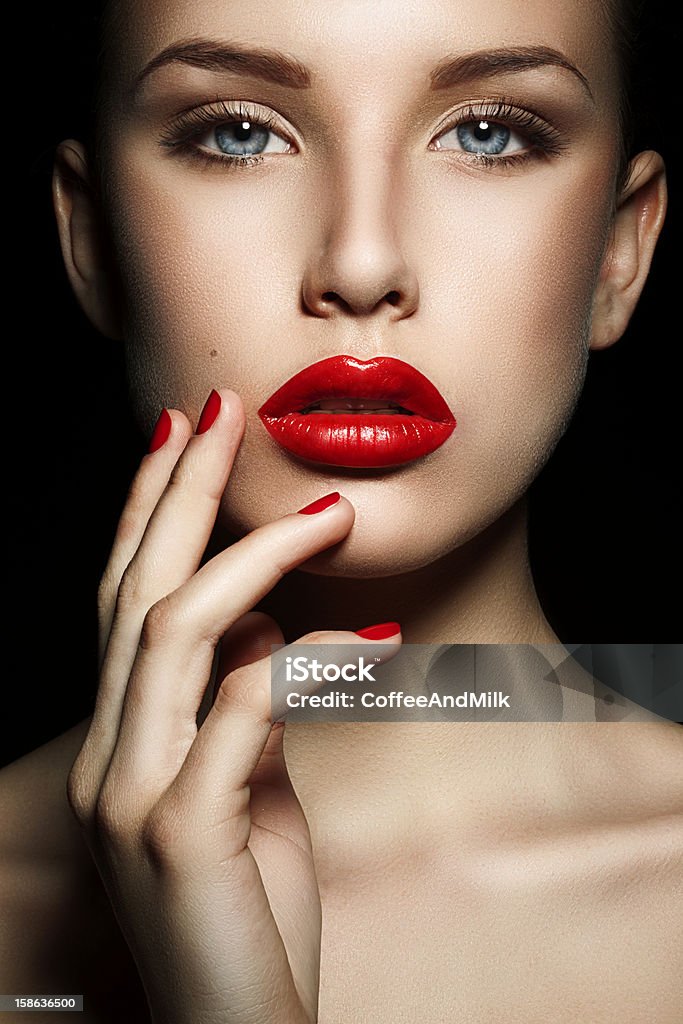 Piękna kobieta z Czerwone usta - Zbiór zdjęć royalty-free (20-24 lata)