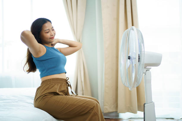 gemütliche frau mit einem elektrischen ventilator. - electric fan women wind beautiful stock-fotos und bilder
