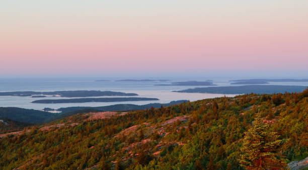 maine cranberry islands bei sonnenaufgang vom cadillac mountain gipfel. - cadillac mountain stock-fotos und bilder