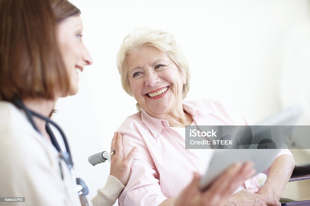 Medico è la buona notizia-Senior di cura - Foto stock royalty-free di Accudire