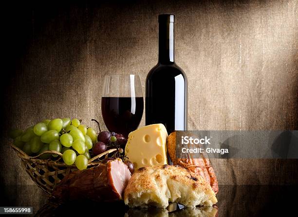 Butelka Wina I Żywności - zdjęcia stockowe i więcej obrazów Ser - Ser, Czerwone wino, Butelka
