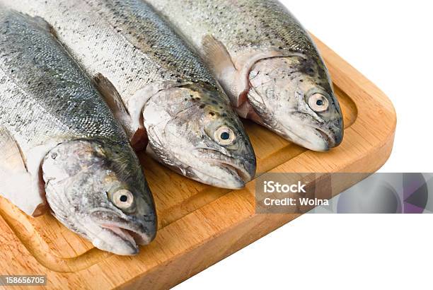 Tre Trota Pesce Isolato - Fotografie stock e altre immagini di Bianco - Bianco, Cibo, Composizione orizzontale