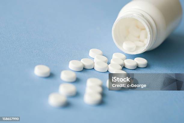 Foto de Comprimido e mais fotos de stock de Branco - Branco, Organizador de comprimidos, Analgésico
