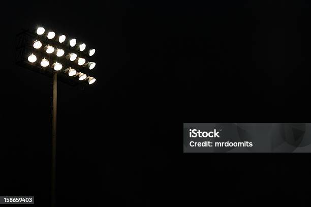 Estadio Deportivo Luces Foto de stock y más banco de imágenes de Oscuro - Oscuro, Noche, Estadio