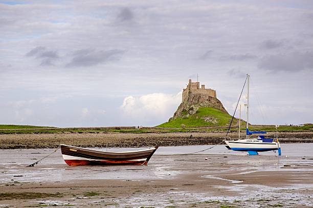 schloß lindisfarne - northumberland england lindisfarne northeastern england england stock-fotos und bilder