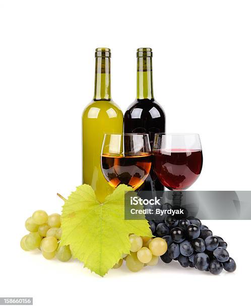 Botella De Vino Vidrio Y Las Uvas Foto de stock y más banco de imágenes de Alimento - Alimento, Bebida alcohólica, Blanco - Color