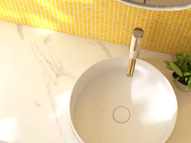 waschtischplatte aus weißem marmor, modernes rundes keramikwaschbecken, spiegel, pflanze im badezimmer im sonnenlicht, schatten auf gelborangefarbener mosaikfliesenwand - home interior bathroom counter top wash bowl stock-fotos und bilder