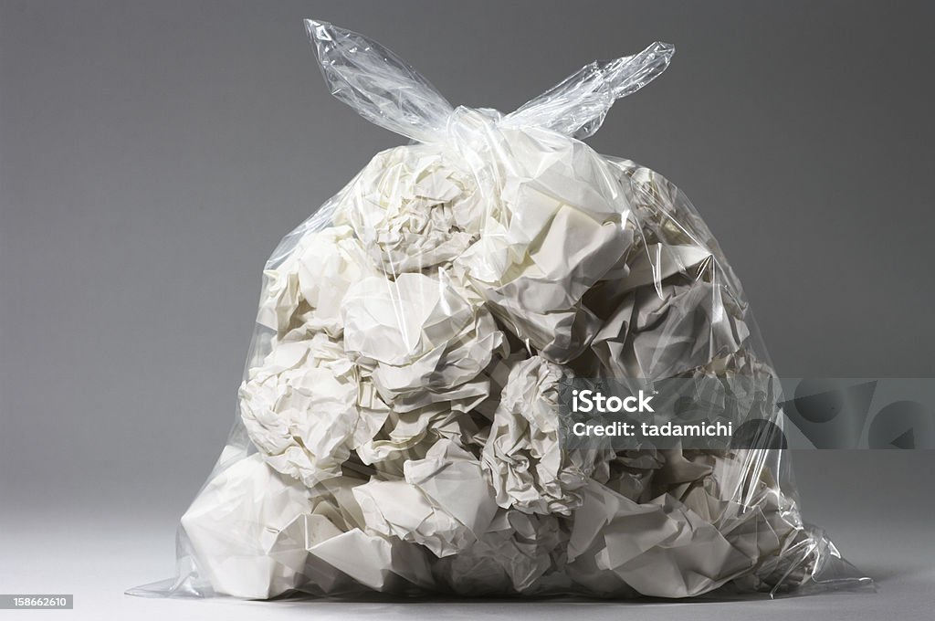 Мешок для мусора, полной Скомканный документы - Стоковые фото Мешок для мусора роялти-фри