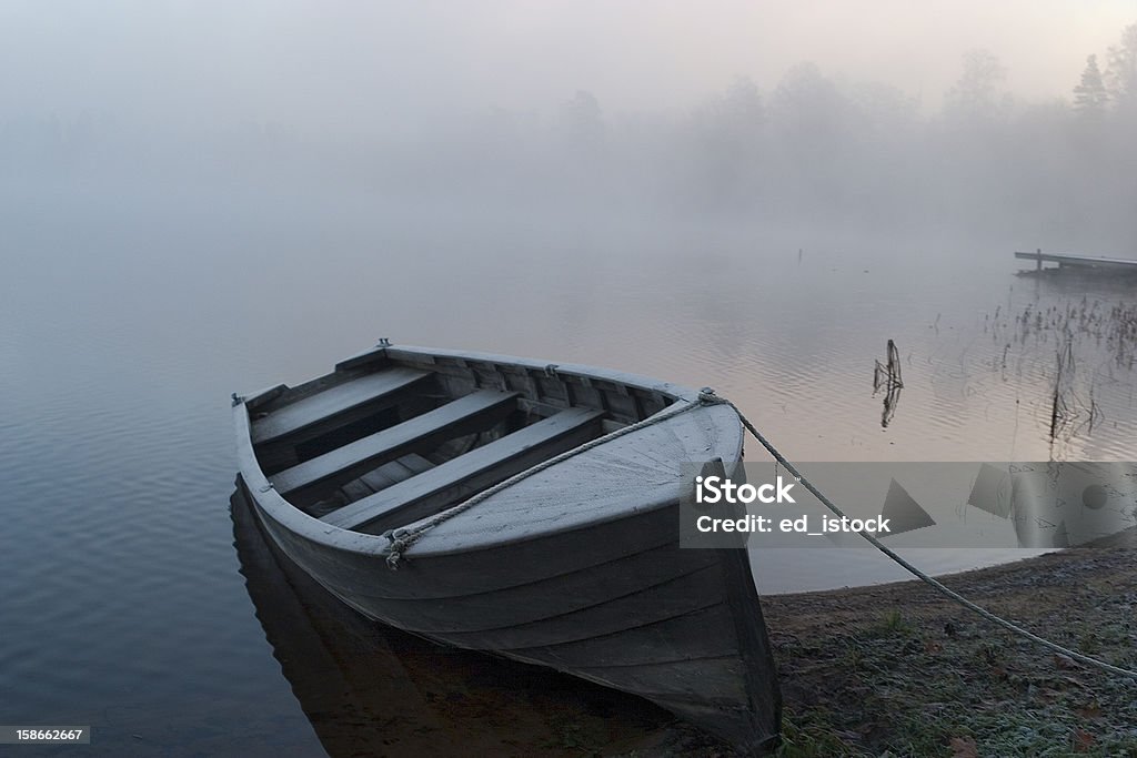 Bateau en bois sur shore Brume - Photo de Barque à fond plat libre de droits