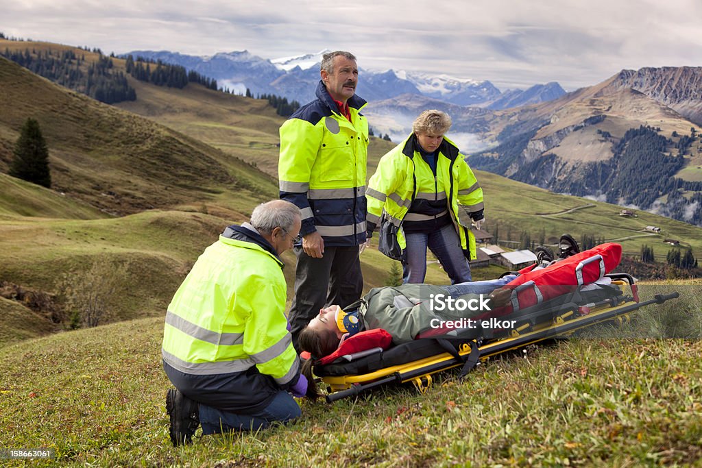 Swiss auxiliaires médicaux équipe soin pour femme blessée dans les Alpes - Photo de Sauvetage libre de droits