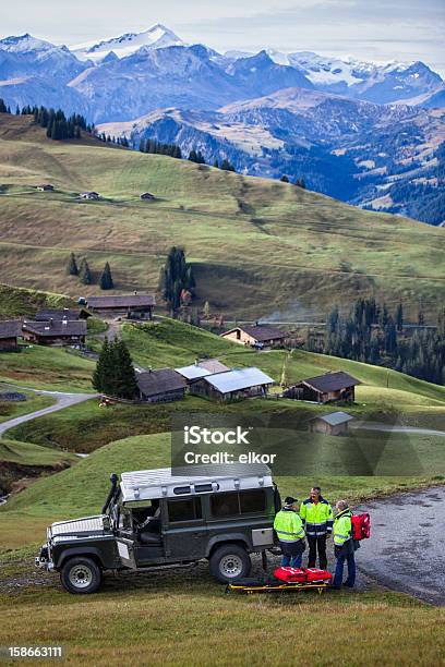 Paramédicos Suíça Equipa Com Jeep Nos Alpes - Fotografias de stock e mais imagens de Isolado - Isolado, Serviço de Emergência, Resgate