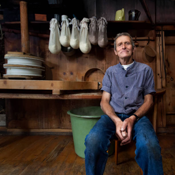 suisse traditionnelle cheesemaker souriant farmhaus en bois. - swiss culture photos et images de collection