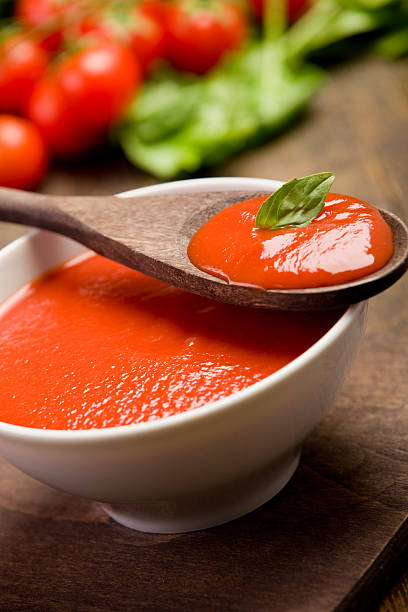 sos pomidorowy - tomato sauce tomato spinach soup zdjęcia i obrazy z banku zdjęć