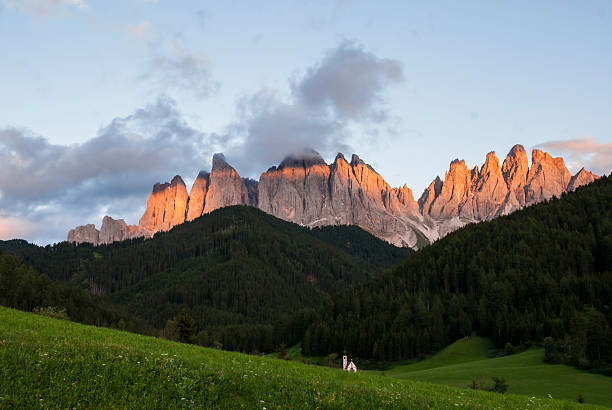 st. johann in ranui o zachodzie słońca/valley villnöss - mountain landscape rock european alps zdjęcia i obrazy z banku zdjęć