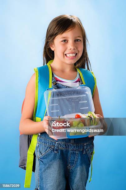 귀여운 학교 여자아이 팀원들에 대한 그녀의 건강한 점심 상자를 도시락에 대한 스톡 사진 및 기타 이미지 - 도시락, 아이, 6-7 살