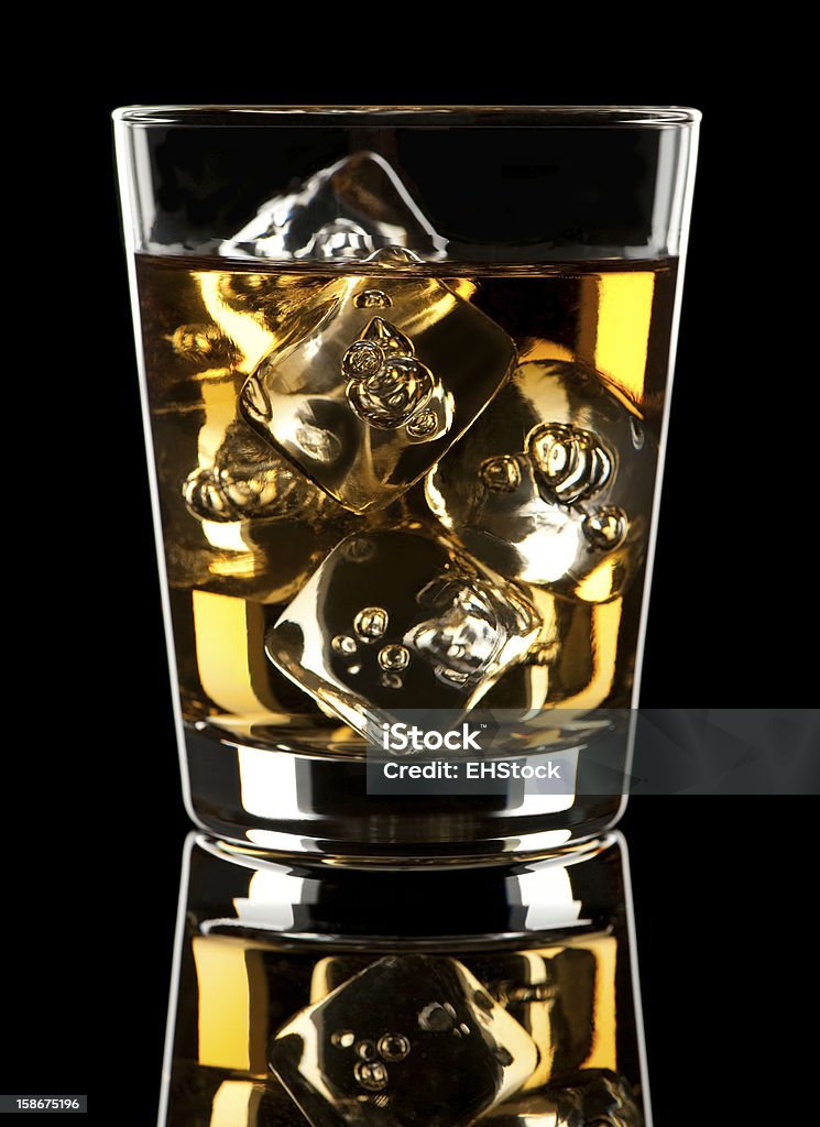 Scotch whisky Rocks Cocktail sur noir - Photo de Fond noir libre de droits